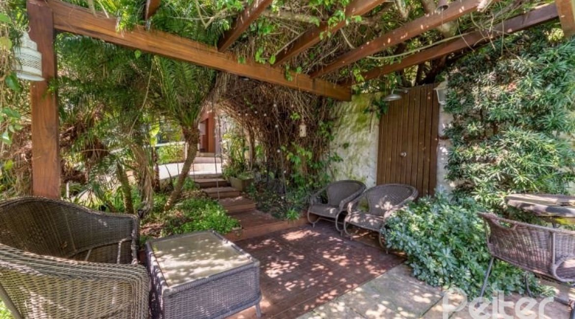 Casa à venda com 460m², 3 dormitórios, 1 suíte, 4 vagas, no bairro Vila Conceição em Porto Alegre