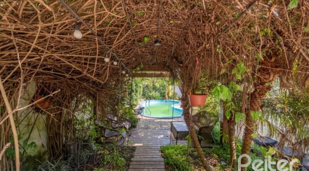 Casa à venda com 460m², 3 dormitórios, 1 suíte, 4 vagas, no bairro Vila Conceição em Porto Alegre