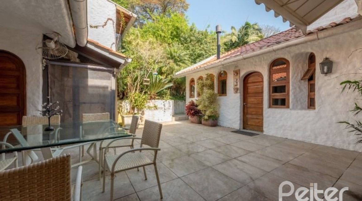 Casa à venda com 460m², 3 dormitórios, 1 suíte, 4 vagas, no bairro Vila Conceição em Porto Alegre