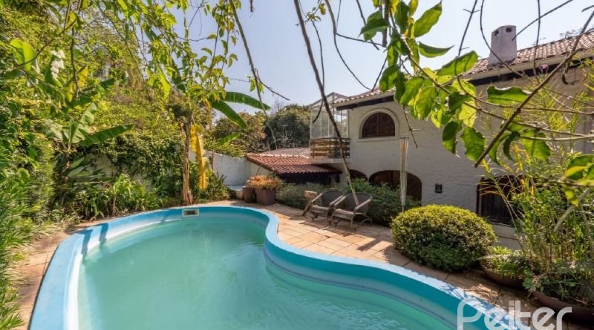 Casa à venda com 460m², 3 dormitórios, 1 suíte, 4 vagas, no bairro Vila Conceição em Porto Alegre