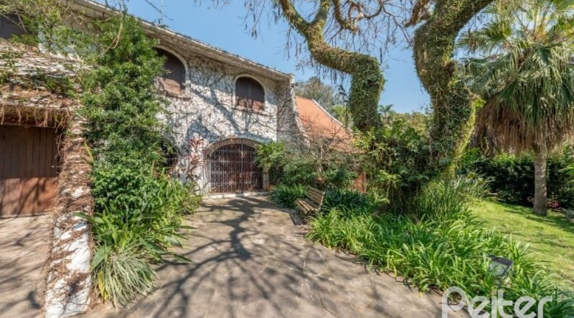 Casa à venda com 460m², 3 dormitórios, 1 suíte, 4 vagas, no bairro Vila Conceição em Porto Alegre