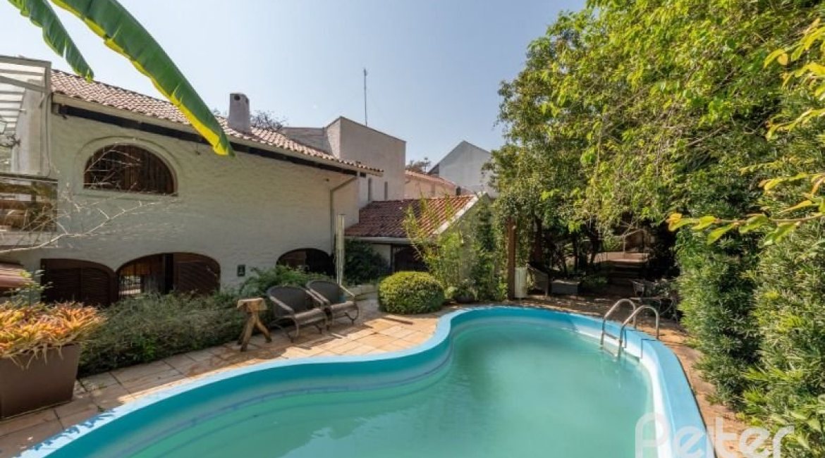 Casa à venda com 460m², 3 dormitórios, 1 suíte, 4 vagas, no bairro Vila Conceição em Porto Alegre