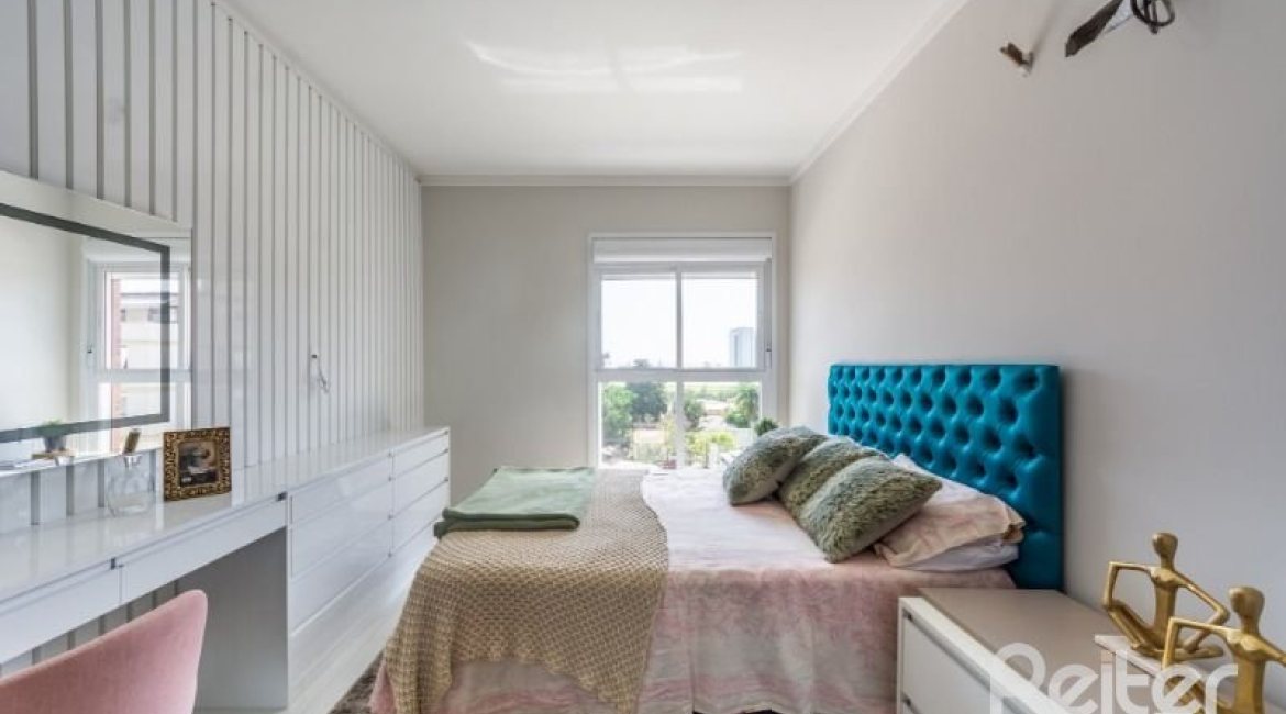 Apartamento à venda com 103m², 3 dormitórios, 1 suíte, 2 vagas, no bairro Cristal em Porto Alegre