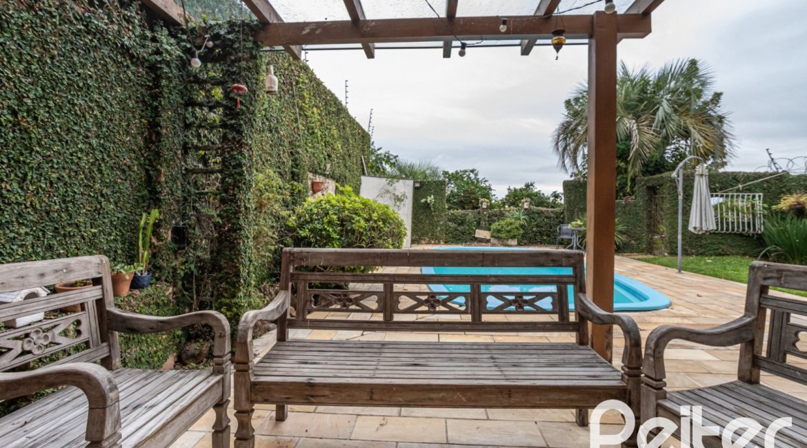 Casa à venda com 270m², 3 dormitórios, 3 suítes, 3 vagas, no bairro Cristal em Porto Alegre