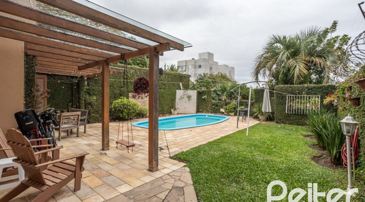 Casa à venda com 270m², 3 dormitórios, 3 suítes, 3 vagas, no bairro Cristal em Porto Alegre