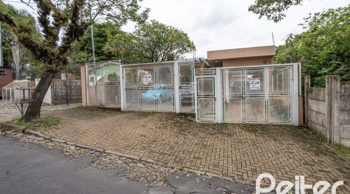 Casa à venda com 270m², 3 dormitórios, 3 suítes, 3 vagas, no bairro Cristal em Porto Alegre