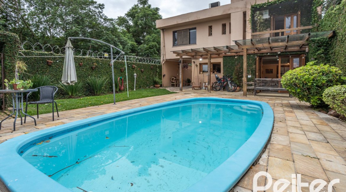 Casa à venda com 270m², 3 dormitórios, 3 suítes, 3 vagas, no bairro Cristal em Porto Alegre