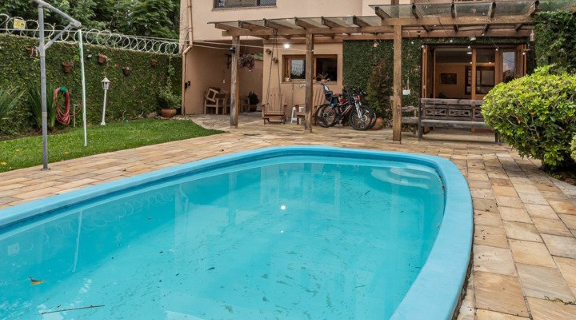 Casa à venda com 270m², 3 dormitórios, 3 suítes, 3 vagas, no bairro Cristal em Porto Alegre