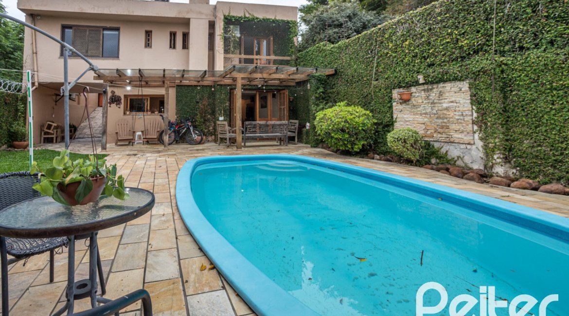 Casa à venda com 270m², 3 dormitórios, 3 suítes, 3 vagas, no bairro Cristal em Porto Alegre