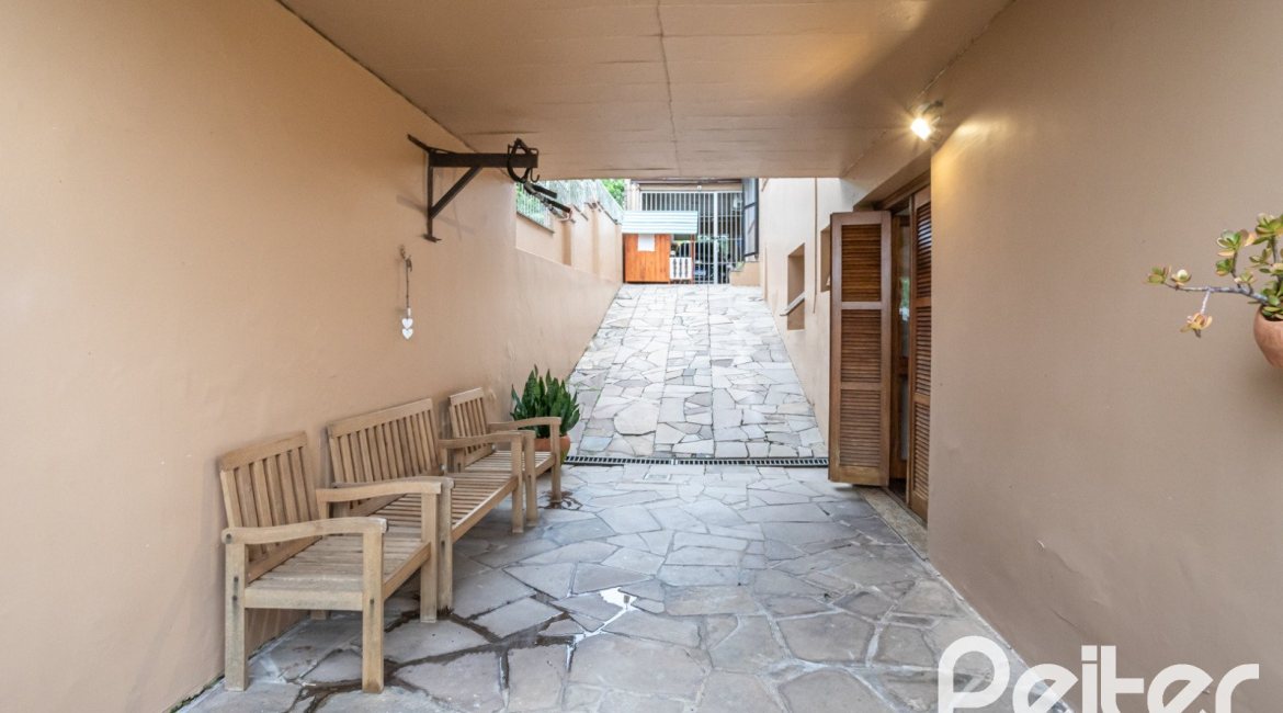 Casa à venda com 270m², 3 dormitórios, 3 suítes, 3 vagas, no bairro Cristal em Porto Alegre