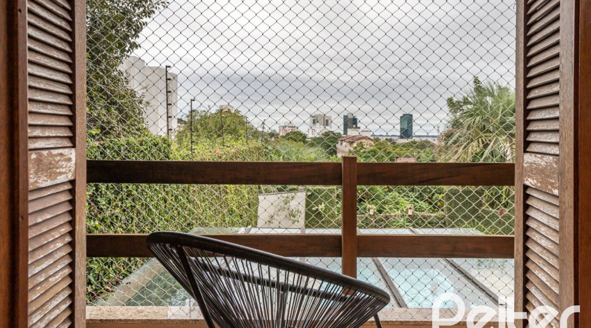 Casa à venda com 270m², 3 dormitórios, 3 suítes, 3 vagas, no bairro Cristal em Porto Alegre