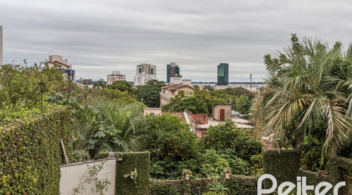 Casa à venda com 270m², 3 dormitórios, 3 suítes, 3 vagas, no bairro Cristal em Porto Alegre