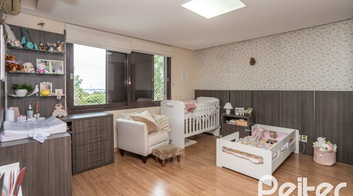 Casa à venda com 270m², 3 dormitórios, 3 suítes, 3 vagas, no bairro Cristal em Porto Alegre