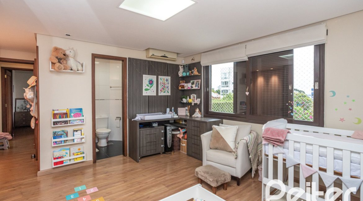 Casa à venda com 270m², 3 dormitórios, 3 suítes, 3 vagas, no bairro Cristal em Porto Alegre