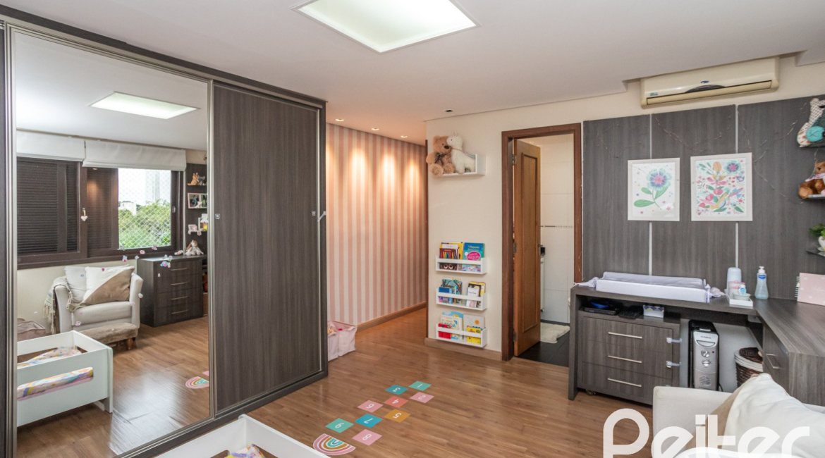 Casa à venda com 270m², 3 dormitórios, 3 suítes, 3 vagas, no bairro Cristal em Porto Alegre