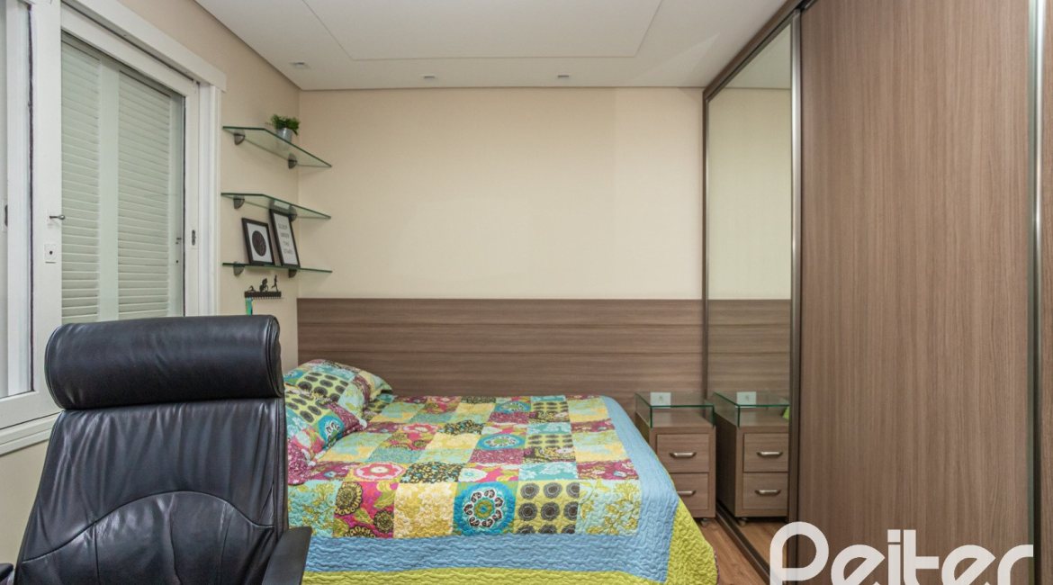 Casa à venda com 270m², 3 dormitórios, 3 suítes, 3 vagas, no bairro Cristal em Porto Alegre