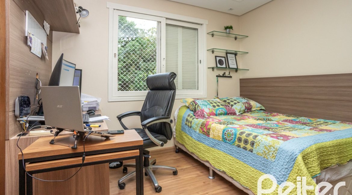 Casa à venda com 270m², 3 dormitórios, 3 suítes, 3 vagas, no bairro Cristal em Porto Alegre