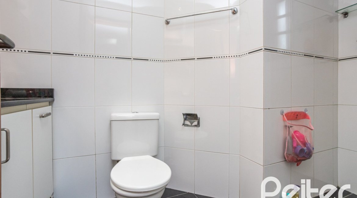 Casa à venda com 270m², 3 dormitórios, 3 suítes, 3 vagas, no bairro Cristal em Porto Alegre