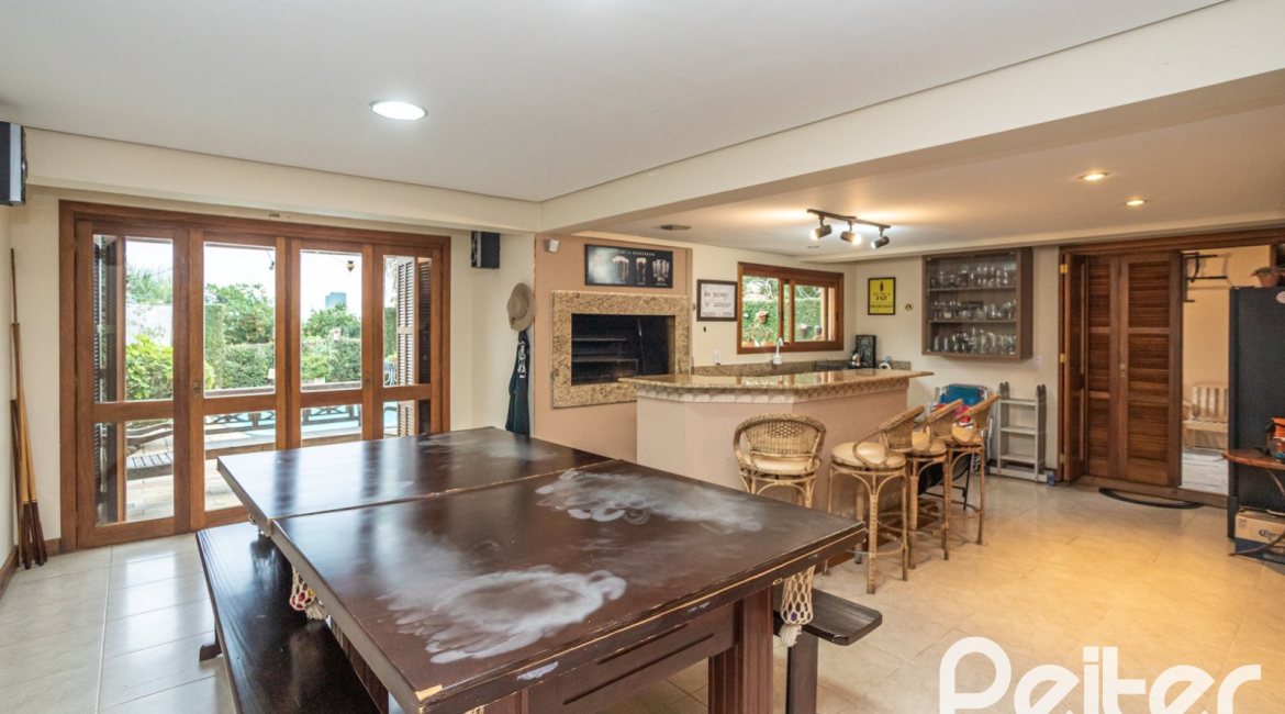 Casa à venda com 270m², 3 dormitórios, 3 suítes, 3 vagas, no bairro Cristal em Porto Alegre