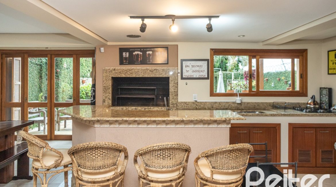 Casa à venda com 270m², 3 dormitórios, 3 suítes, 3 vagas, no bairro Cristal em Porto Alegre