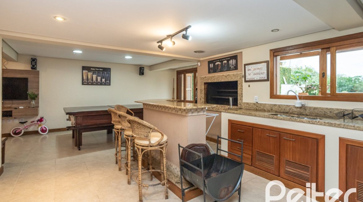 Casa à venda com 270m², 3 dormitórios, 3 suítes, 3 vagas, no bairro Cristal em Porto Alegre