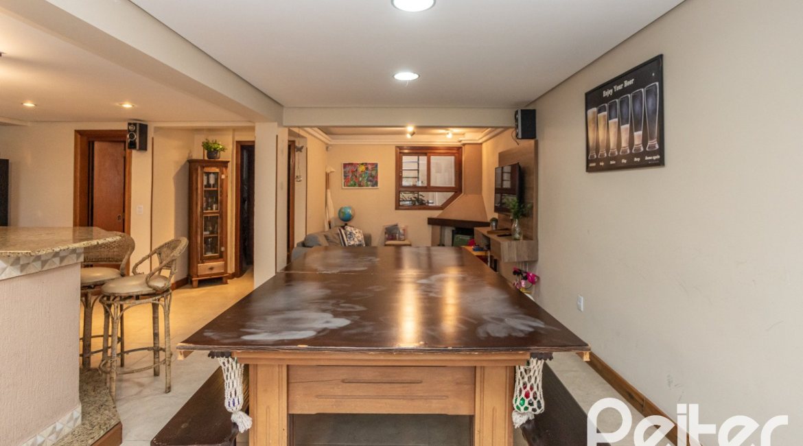 Casa à venda com 270m², 3 dormitórios, 3 suítes, 3 vagas, no bairro Cristal em Porto Alegre