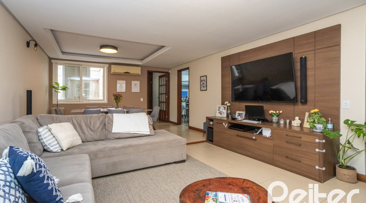 Casa à venda com 270m², 3 dormitórios, 3 suítes, 3 vagas, no bairro Cristal em Porto Alegre