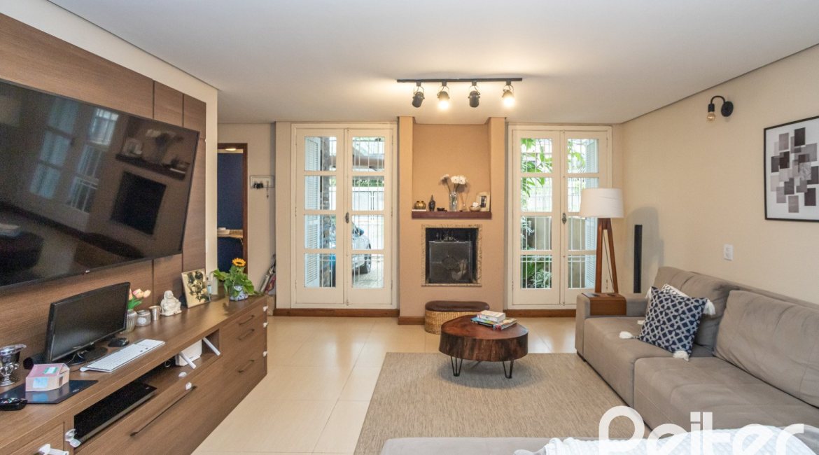 Casa à venda com 270m², 3 dormitórios, 3 suítes, 3 vagas, no bairro Cristal em Porto Alegre