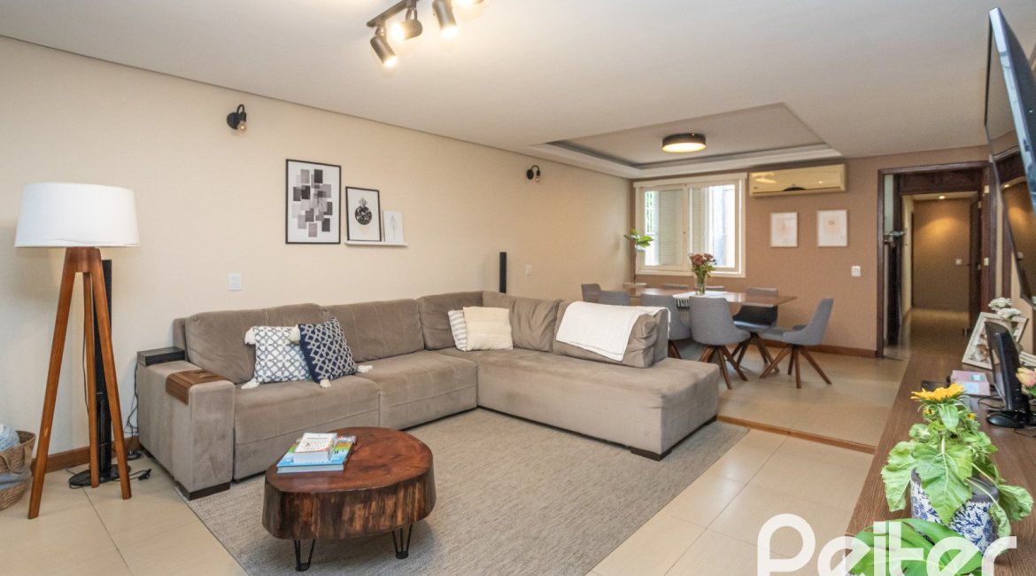 Casa à venda com 270m², 3 dormitórios, 3 suítes, 3 vagas, no bairro Cristal em Porto Alegre