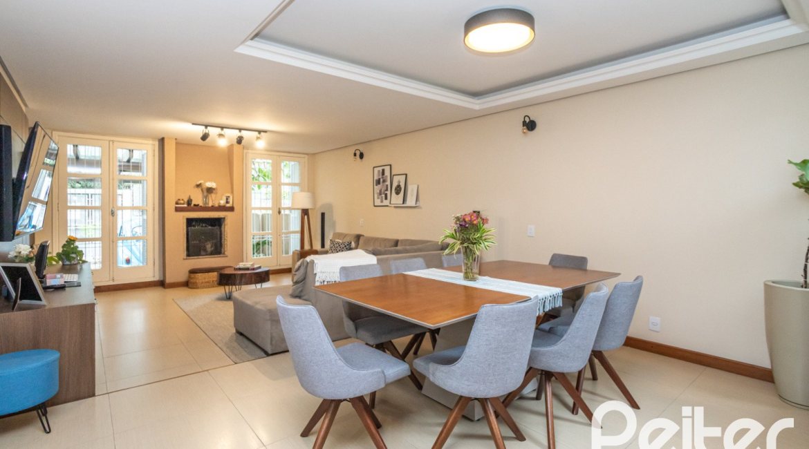 Casa à venda com 270m², 3 dormitórios, 3 suítes, 3 vagas, no bairro Cristal em Porto Alegre