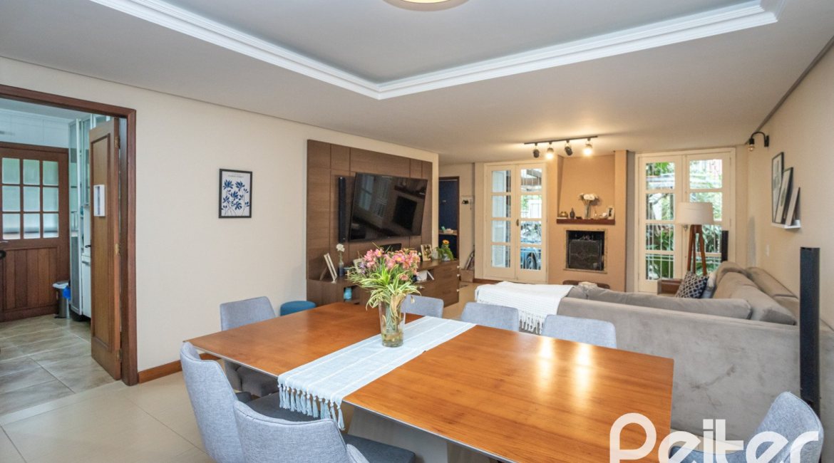 Casa à venda com 270m², 3 dormitórios, 3 suítes, 3 vagas, no bairro Cristal em Porto Alegre