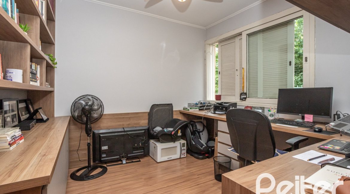 Casa à venda com 270m², 3 dormitórios, 3 suítes, 3 vagas, no bairro Cristal em Porto Alegre