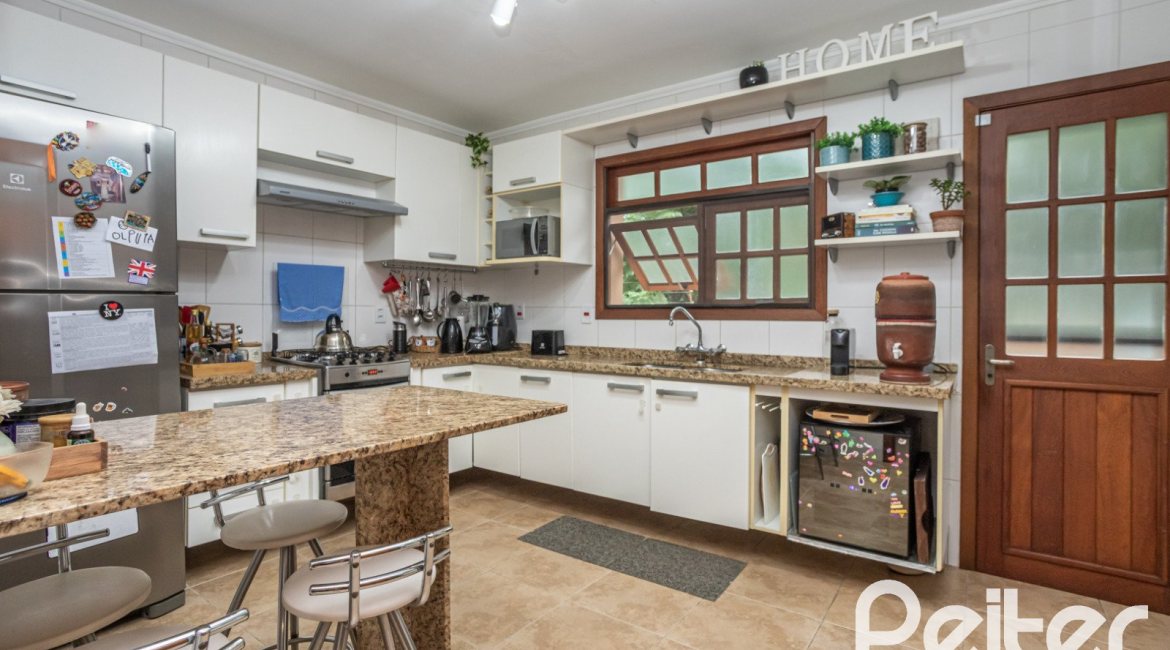 Casa à venda com 270m², 3 dormitórios, 3 suítes, 3 vagas, no bairro Cristal em Porto Alegre