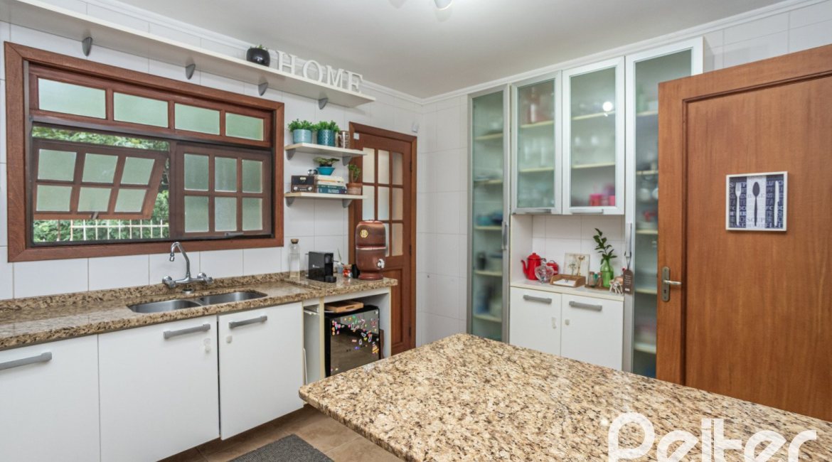 Casa à venda com 270m², 3 dormitórios, 3 suítes, 3 vagas, no bairro Cristal em Porto Alegre