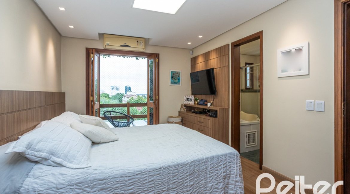 Casa à venda com 270m², 3 dormitórios, 3 suítes, 3 vagas, no bairro Cristal em Porto Alegre