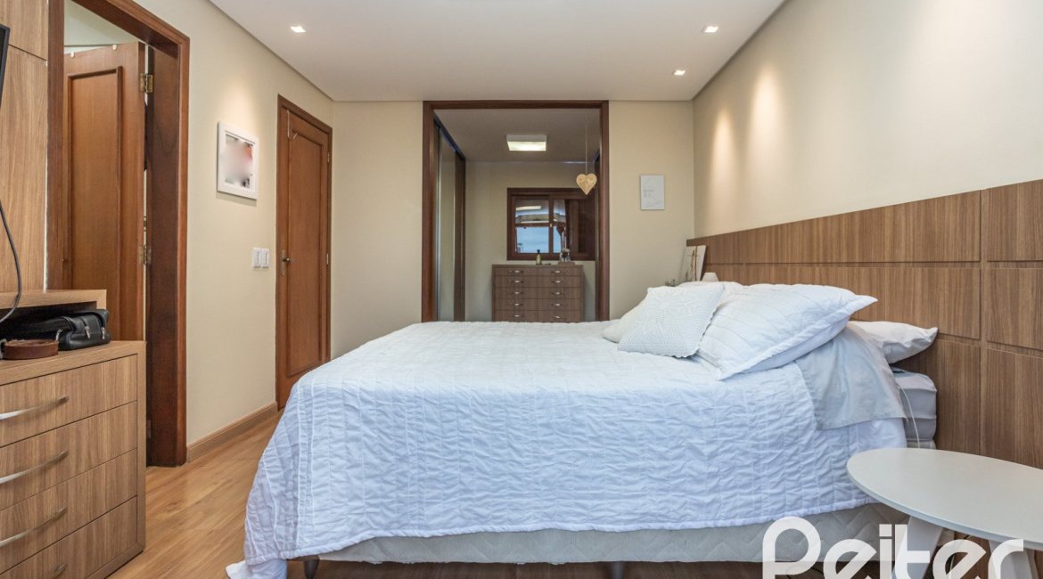 Casa à venda com 270m², 3 dormitórios, 3 suítes, 3 vagas, no bairro Cristal em Porto Alegre