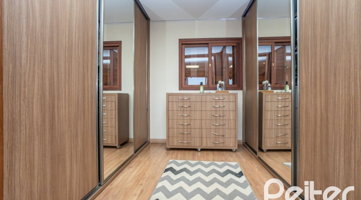 Casa à venda com 270m², 3 dormitórios, 3 suítes, 3 vagas, no bairro Cristal em Porto Alegre