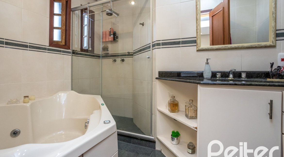 Casa à venda com 270m², 3 dormitórios, 3 suítes, 3 vagas, no bairro Cristal em Porto Alegre