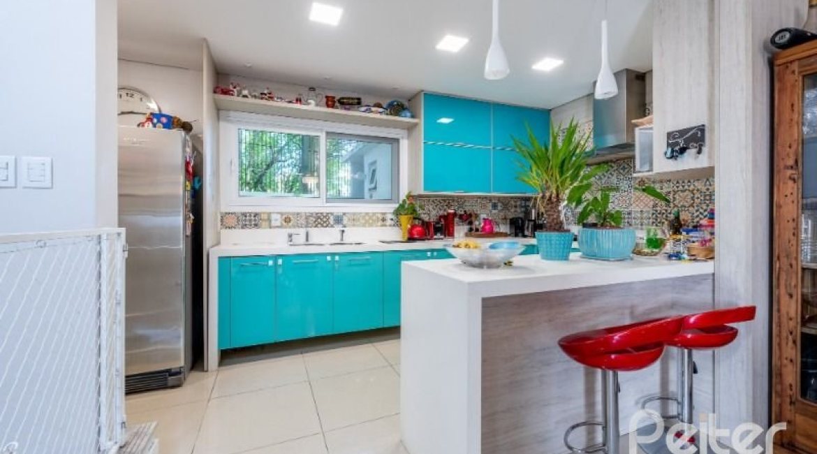 Casa em Condomínio à venda com 283m², 4 dormitórios, 1 suíte, 2 vagas, no bairro Jardim Isabel em Porto Alegre