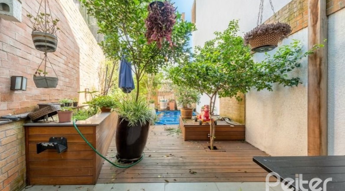 Casa em Condomínio à venda com 283m², 4 dormitórios, 1 suíte, 2 vagas, no bairro Jardim Isabel em Porto Alegre