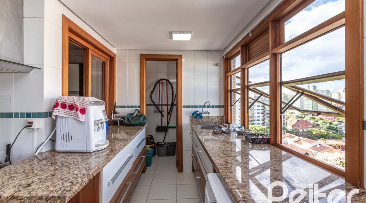 Apartamento à venda com 154m², 3 dormitórios, 1 suíte, 2 vagas, no bairro Tristeza em PORTO ALEGRE