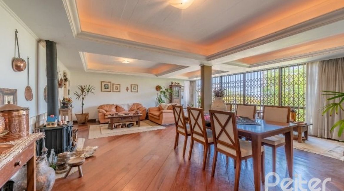 Casa à venda com 250m², 3 dormitórios, 1 suíte, 4 vagas, no bairro Jardim Isabel em Porto Alegre