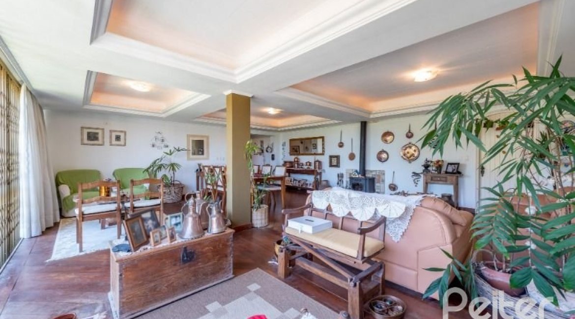 Casa à venda com 250m², 3 dormitórios, 1 suíte, 4 vagas, no bairro Jardim Isabel em Porto Alegre