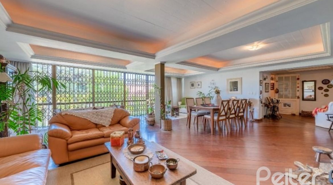 Casa à venda com 250m², 3 dormitórios, 1 suíte, 4 vagas, no bairro Jardim Isabel em Porto Alegre