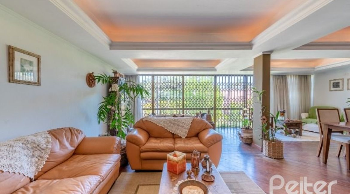 Casa à venda com 250m², 3 dormitórios, 1 suíte, 4 vagas, no bairro Jardim Isabel em Porto Alegre