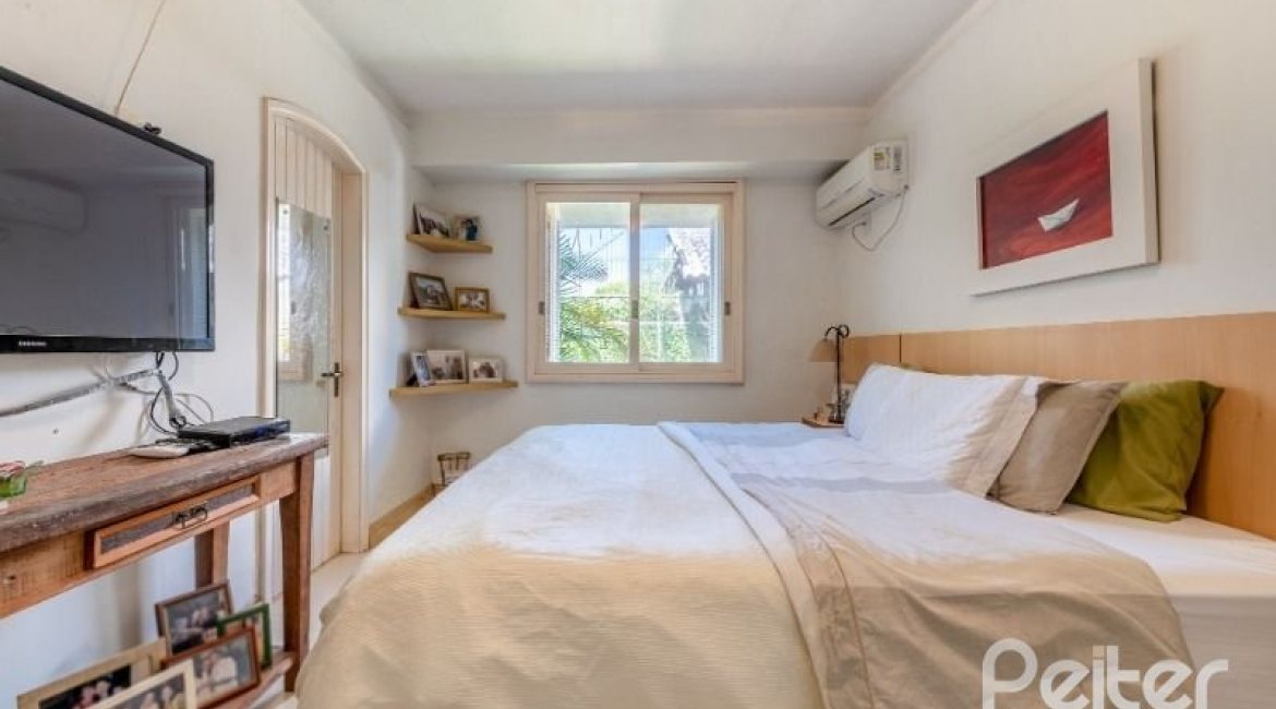 Casa à venda com 250m², 3 dormitórios, 1 suíte, 4 vagas, no bairro Jardim Isabel em Porto Alegre