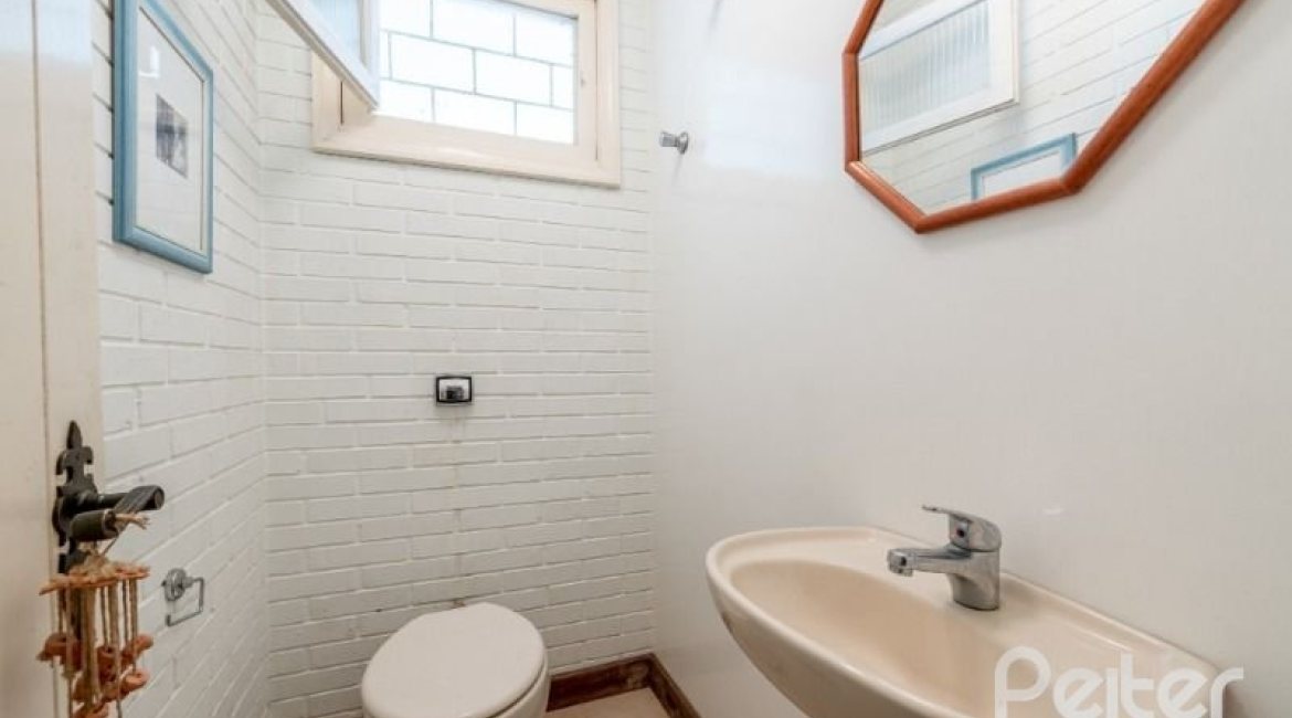 Casa à venda com 250m², 3 dormitórios, 1 suíte, 4 vagas, no bairro Jardim Isabel em Porto Alegre