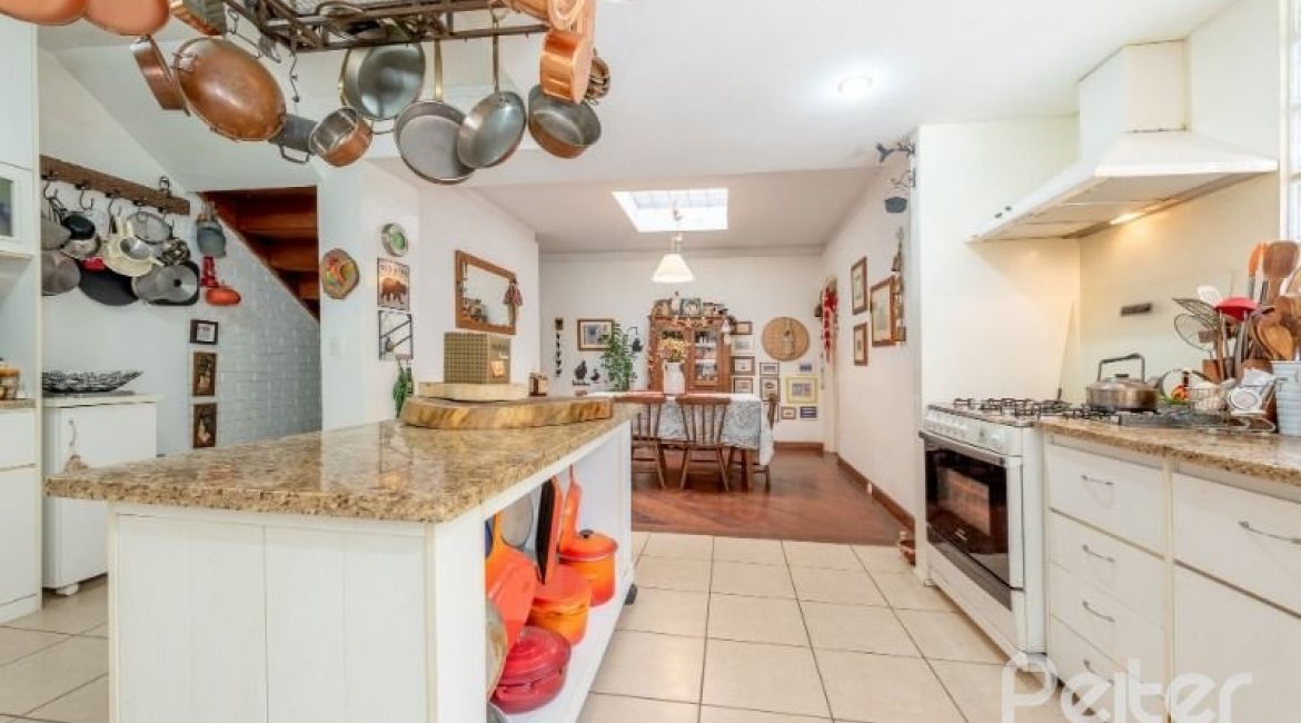 Casa à venda com 250m², 3 dormitórios, 1 suíte, 4 vagas, no bairro Jardim Isabel em Porto Alegre