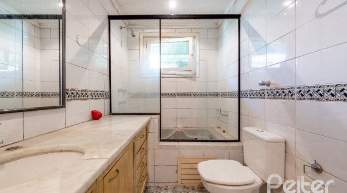 Casa à venda com 250m², 3 dormitórios, 1 suíte, 4 vagas, no bairro Jardim Isabel em Porto Alegre