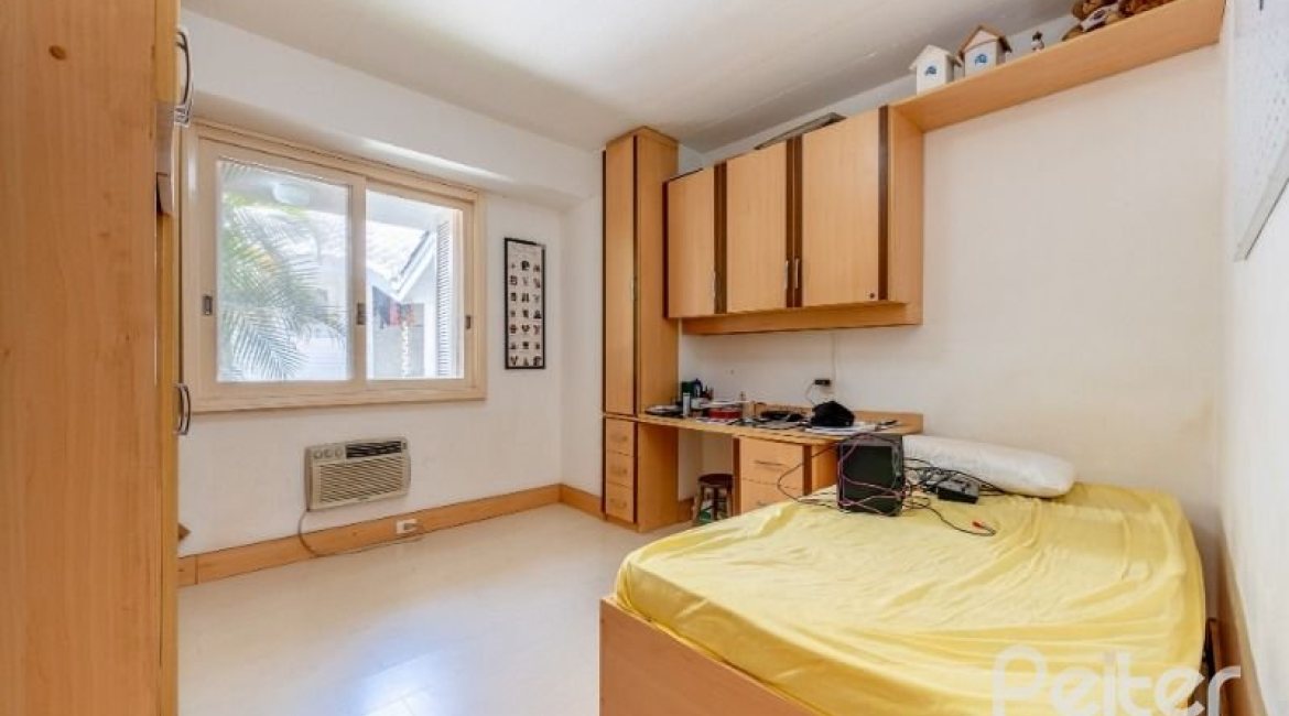 Casa à venda com 250m², 3 dormitórios, 1 suíte, 4 vagas, no bairro Jardim Isabel em Porto Alegre